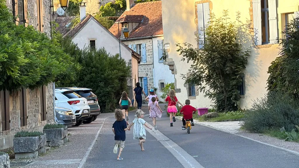 New friends exploring the streets of Semur-en-Auxois together.
